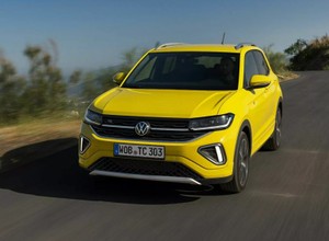 Odświeżony Volkswagen T-Cross wjeżdża do salonów. Zmieścił się w "stówce"? [Ceny]