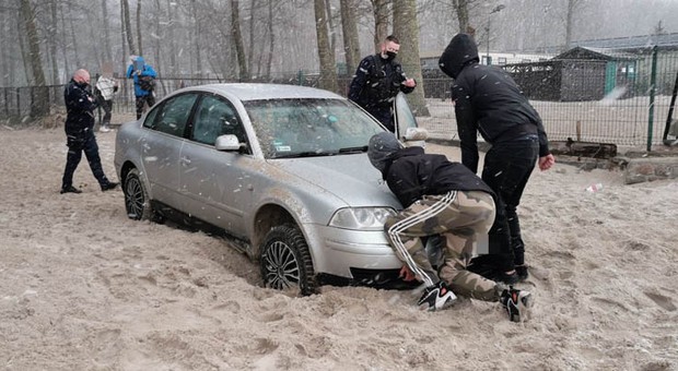 Zakopany na plaży Passat to sprawka mechanika. Właścicielka rozpoznała swoje auto w mediach