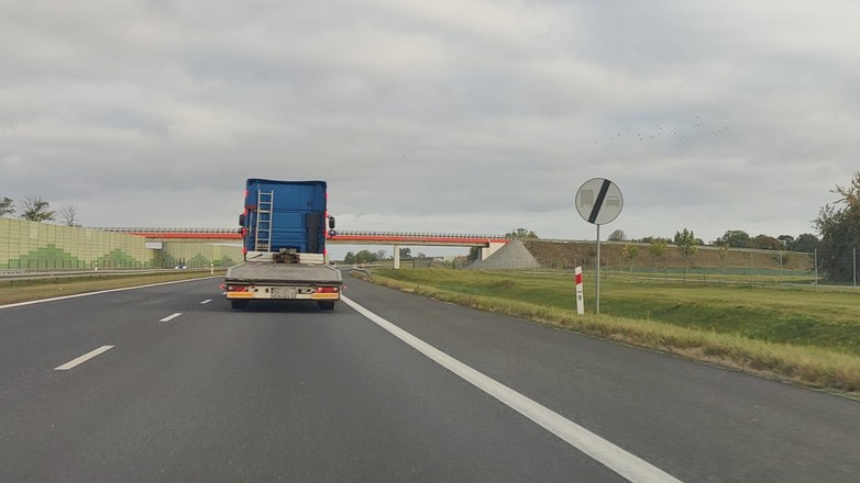 Autostrada A1. Znak kończący zakaz wyprzedzania się ciężarówek w dniu 15 października 2023 r.