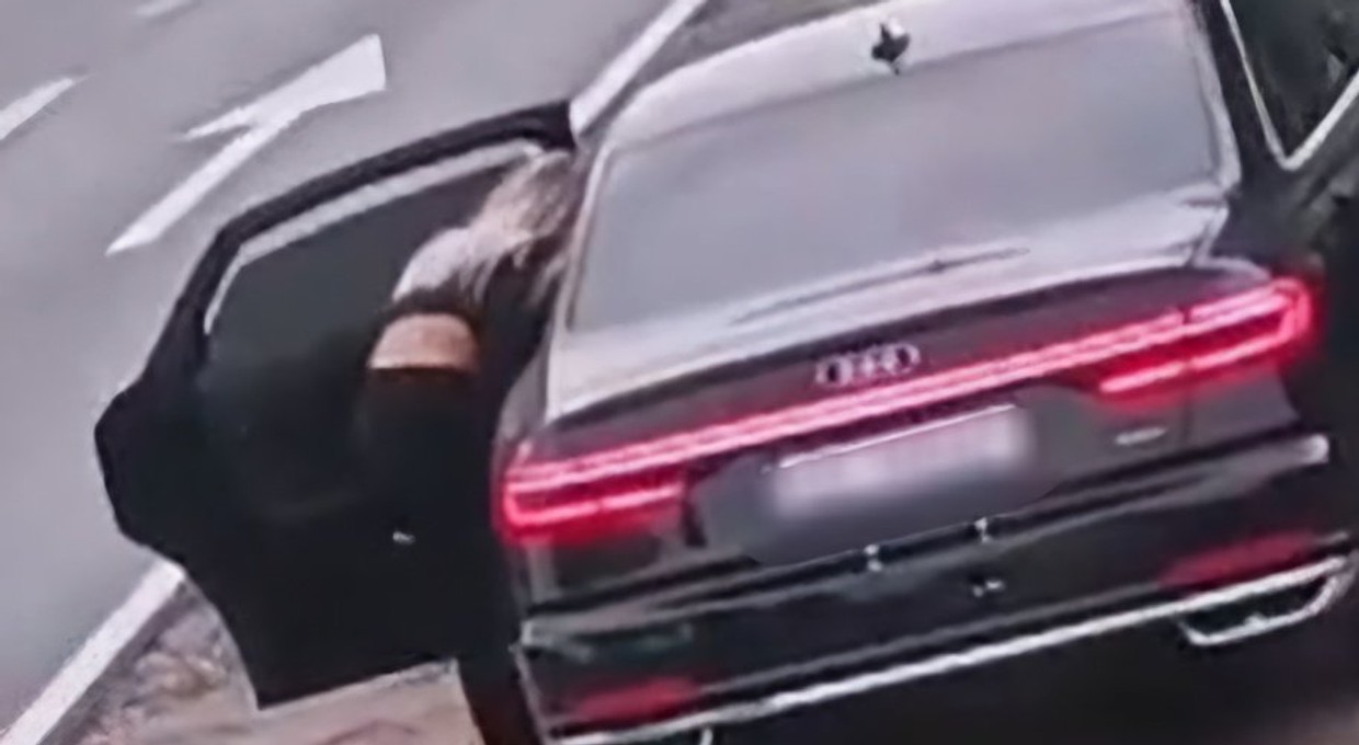 Takiego zachowania po kierującej Audi A8 się nie spodziewaliśmy. Nie na miejscu