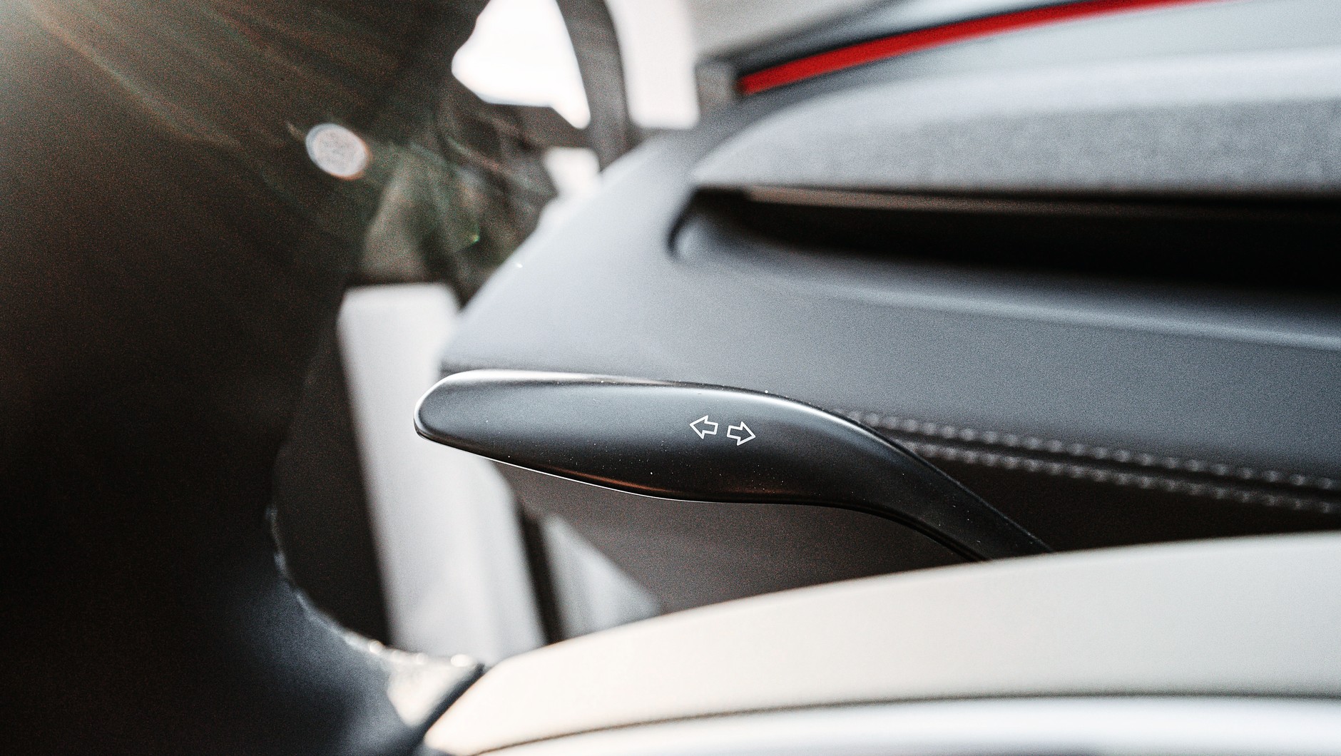 Tesla Model Y po liftingu: dźwigienka kierunkowskazów ocalała, ale działa nieco inaczej niż w większości innych aut.