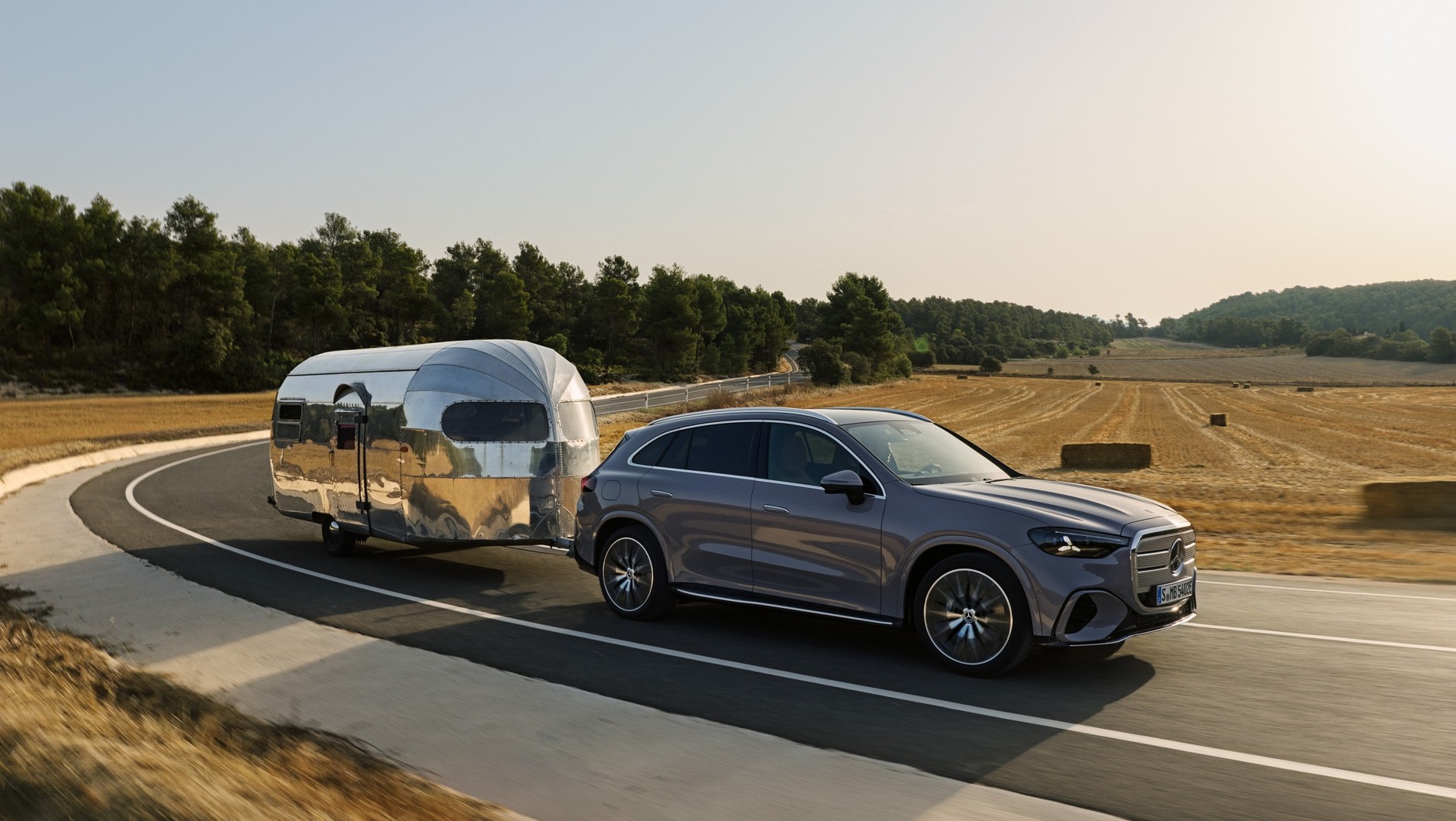 Elektryczny Mercedes-Benz GLC może holować przyczepy o masie do 2,4 t