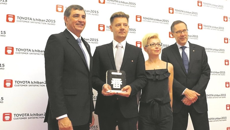 Od lewej: dr Johan van Zyl – prezes Toyota Motor Europe, Wojciech Jaworski – prezes firmy Jaworski Auto z żoną Grażyną Jaworską, Karl Schlicht – wiceprezes Toyota Motor Europe.