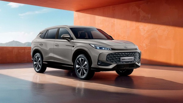 MG HS to najpopularniejszy SUV z Chin. Otrzymał pełną hybrydę i celuje m.in. w Toyotę
