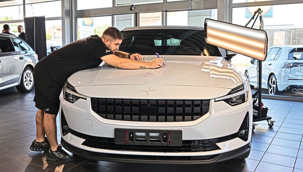 Nowe auto prosto z salonu? Być może już przeszło naprawę blacharską w techologii PDR – auta na placach dilerów i importerów nie są osłonięte przed gradem.