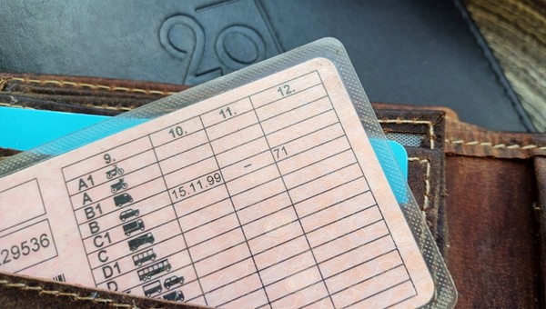 Co oznacza liczba 71 na odwrocie prawa jazdy?