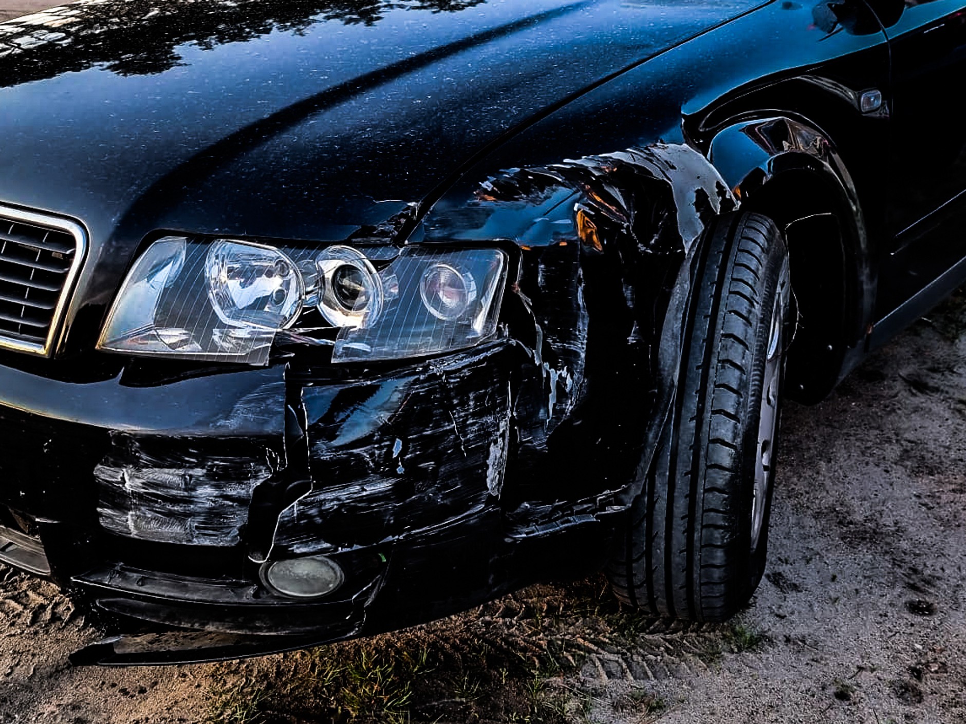 Pijany jeździł samochodem po chodniku i trawniku. Wpadł przez jeden szczegół