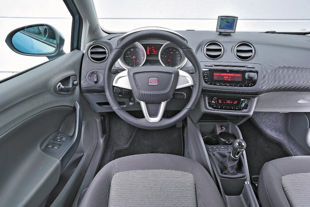 Okrągłe zegary pasują do sportowego stylu Ibizy. Niezła jest też ergonomia obsługi. Drażnić mogą za to duże połacie tworzyw