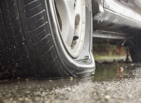 Aktywiści wzięli na celownik SUV-y. Spuszczają im powietrze z kół