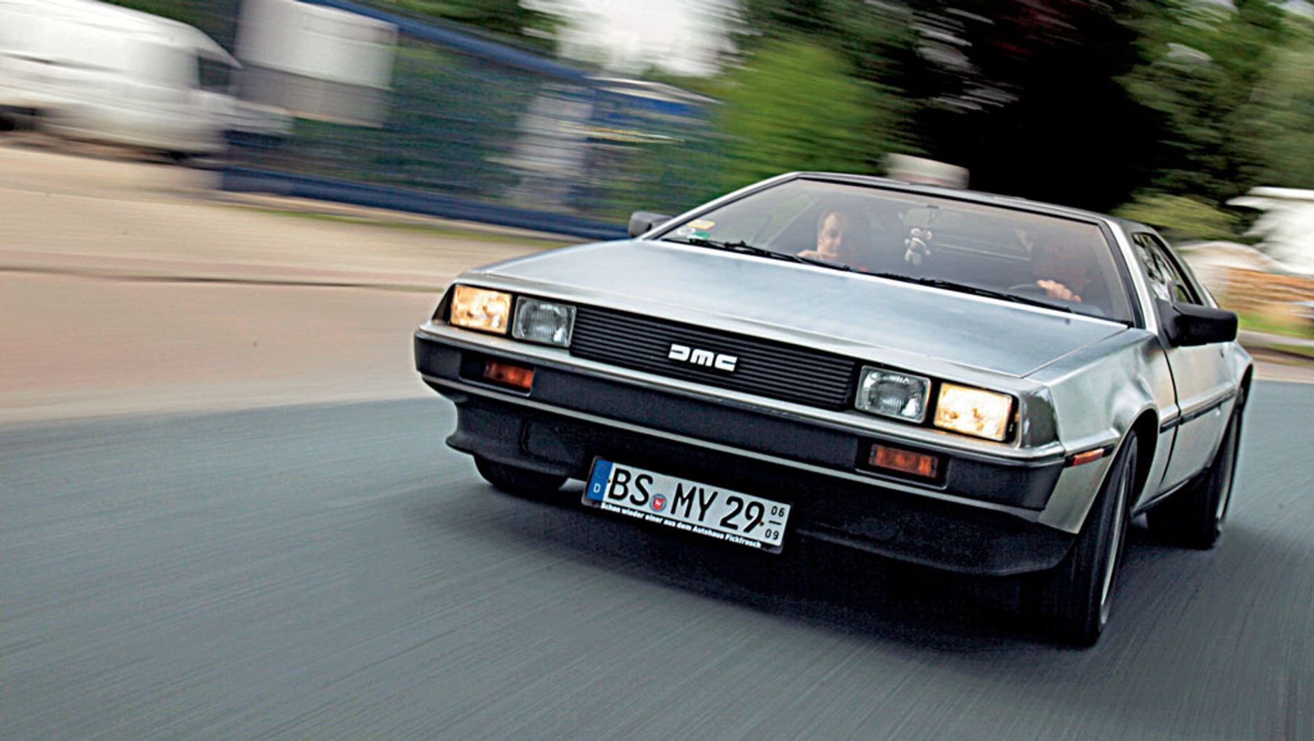 Wehikuł czasu?  Bez dodatkowych akcesoriów zamontowanych przez Emmeta Browna i bez Marty’ego McFly’a za kierownicą auto wygląda rasowo, ale skromnie.
