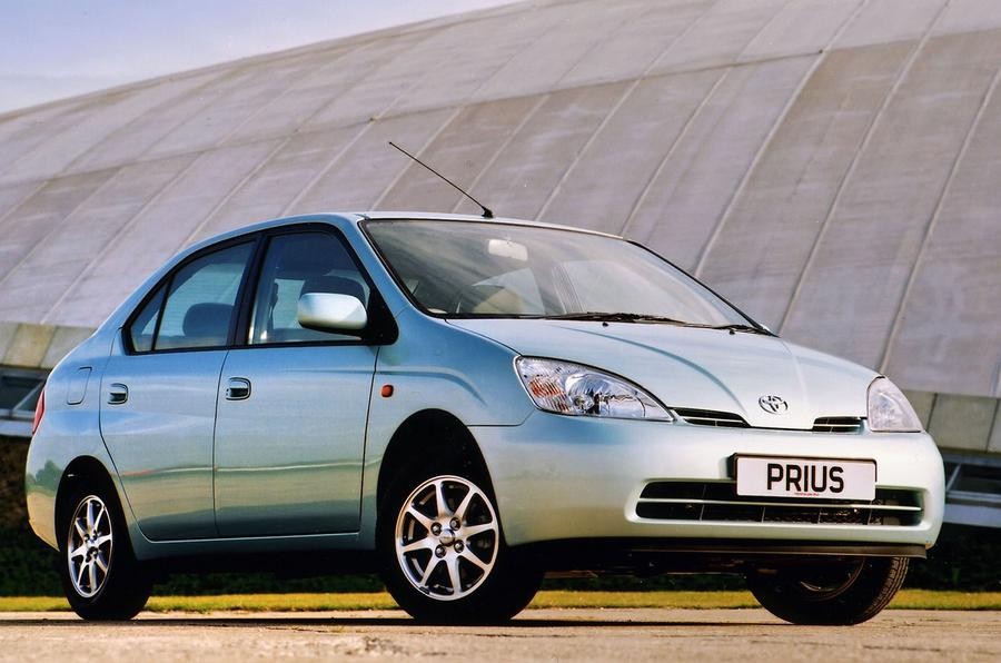 Toyota Prius z 1999 r. – w tamtych czasach tylko nieliczni wierzyli, że napęd hybrydowy ma przyszłość. Rekordy popularności biły coraz mocniejsze i coraz bardziej oszczędne diesle, to one miały być napędem przyszłości.