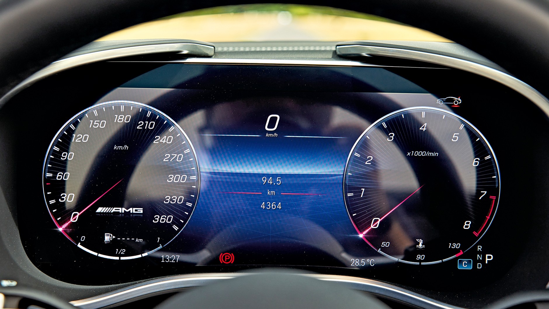 Wyświetlacz wskaźników: 12,3-calowy ekran za kierownicą można skonfigurować na osiem sposobów – wszystkie layouty są ładne graficznie i łatwe do odczytania. Wśród nich dwa z klasycznymi okrągłymi zegarami