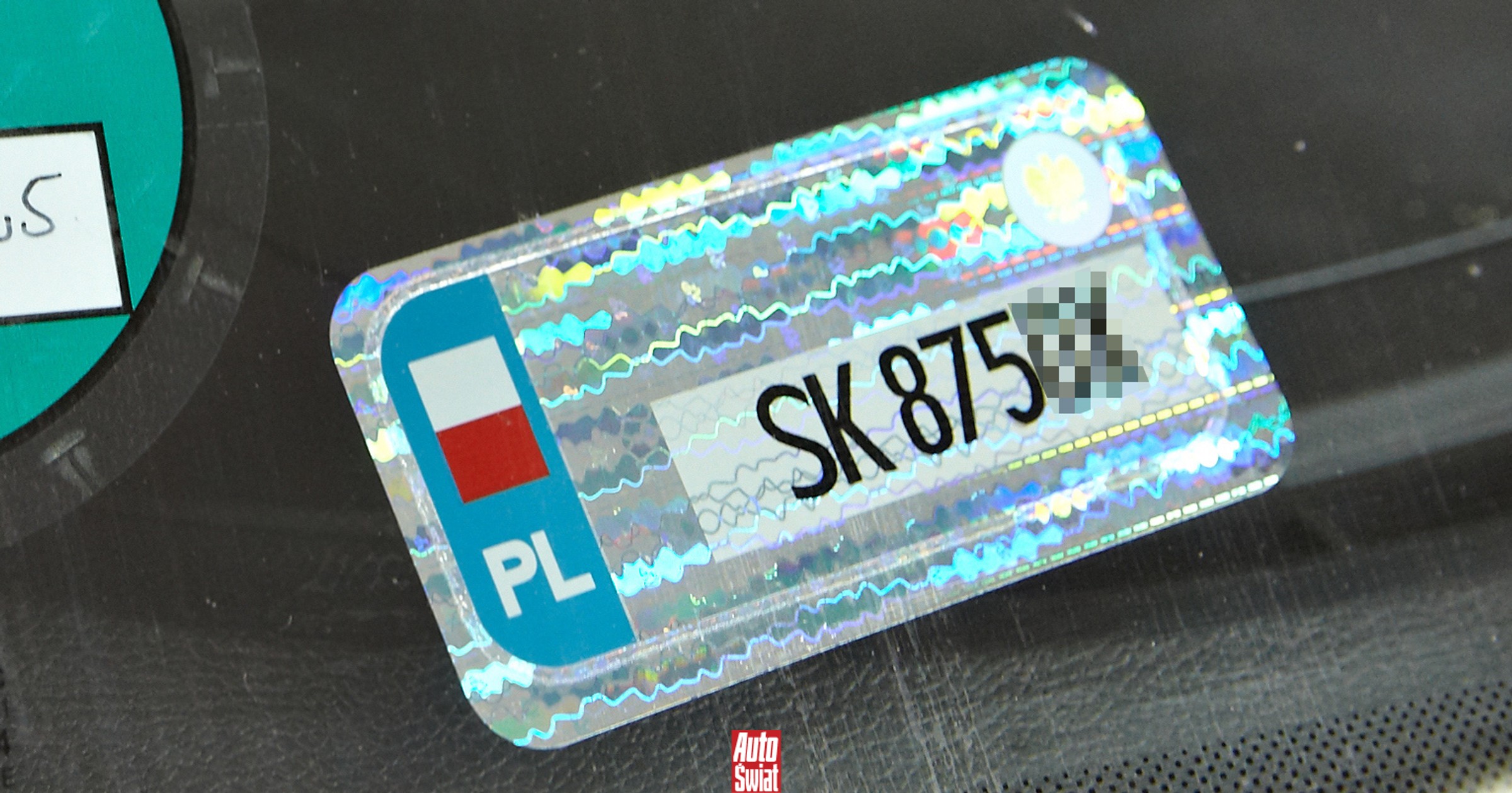 Wraca temat naklejek rejestracyjnych. Czy w 2025 r. dostaje się mandat za nieodklejenie?