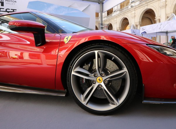 Kierowca Ferrari rozbił się o ogrodzenie domu. Trudno uwierzyć, co stało się potem