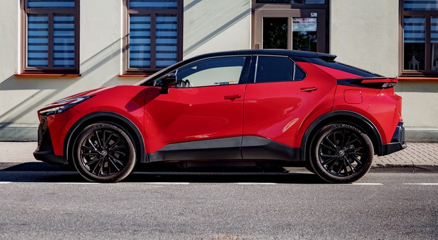 Toyota C-HR z bardzo dużym rabatem. Nawet do 24 tys. zł. Jest haczyk?