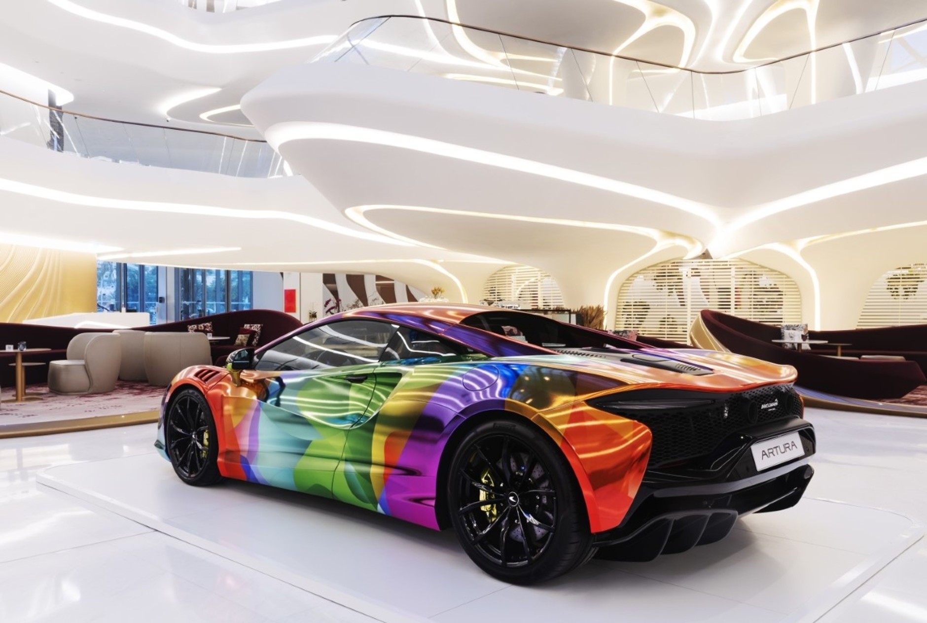 McLaren Artura Art Car stworzony we współpracy z artystką Nat Bowen