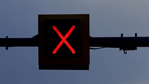 Czy wiesz, co oznacza czerwony znak "X" nad drogą? Lepiej go nie ignoruj