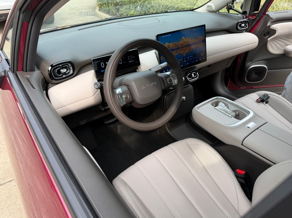 Wnętrze Aiona UT pod względem ergonomii ma poważne wady, ale jest bardzo przyjemne dla oka