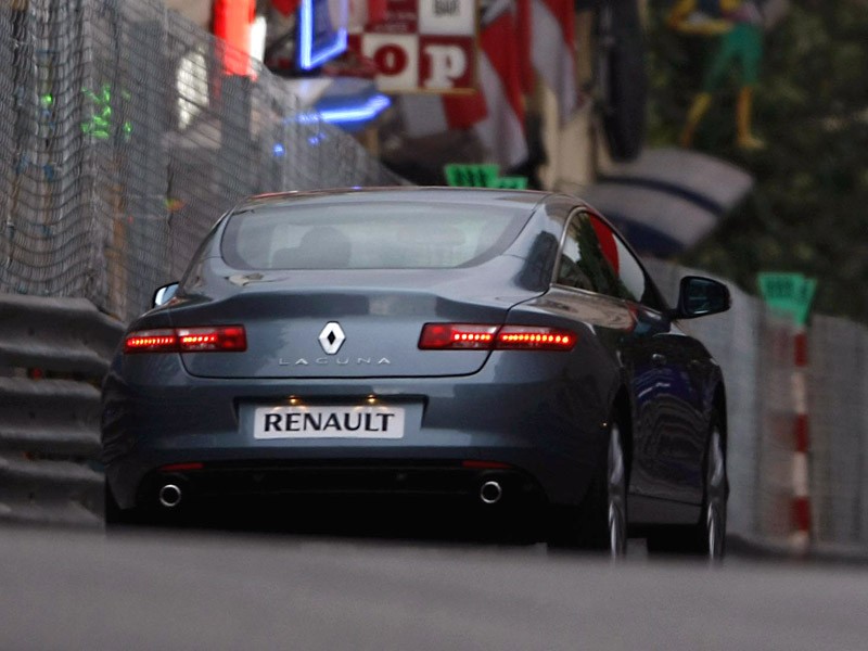 Paryż 2008: Renault Laguna Coupe w centrum zainteresowania