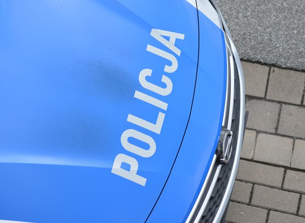 Spektakularne dachowanie w centrum Warszawy. Autor wyczynu to nie byle kto