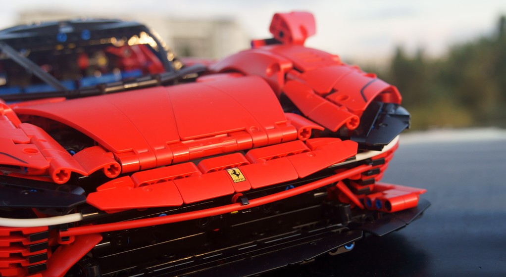 Ferrari Daytona SP3 w skali 1:8 z klocków LEGO