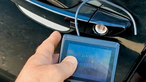 Jak zabezpieczyć auto przed kradzieżą metodami "na walizkę" i "na Game Boya"?