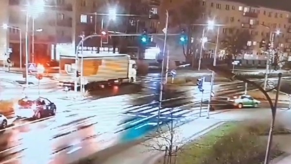 Pędził ciężarówką pod prąd przez centrum miasta. Wszystko się nagrało