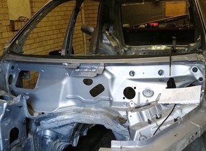 Policja odzyskała skradzione auto, niestety już w częściach