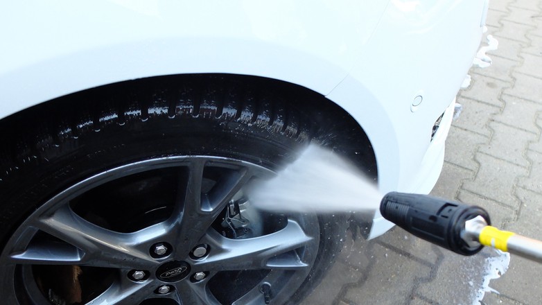 Myjka ciśnieniowa przydaje się nie tylko do mycia auta, lecz także do czyszczenia rowerów, tarasów czy elewacji. Dobra i uniwersalna myjka kosztuje jednak więcej niż 300 zł