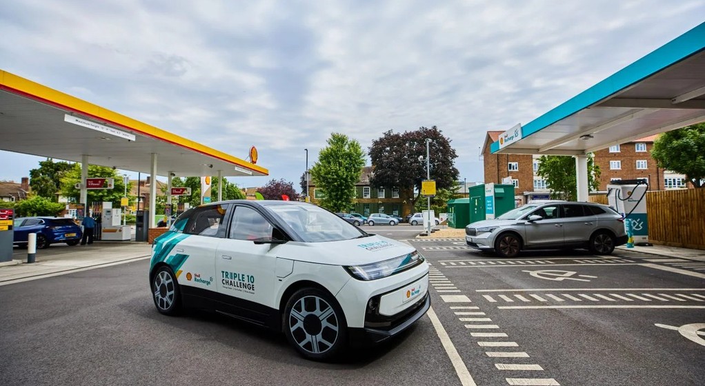 Samochód elektryczny Shell Triple 10 Challenge na stacji szybkiego ładowania