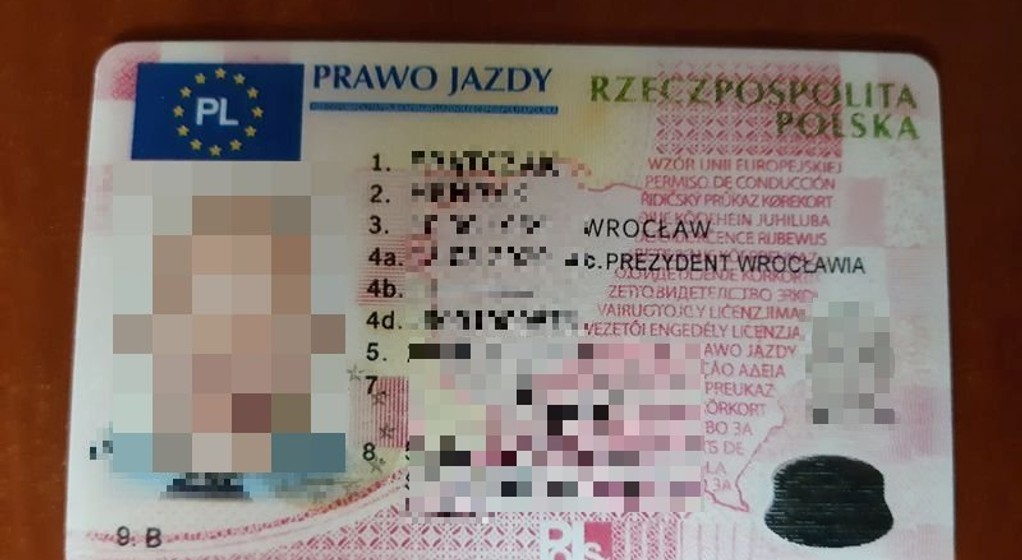 Kierowca posługiwał się podrobionym prawem jazdy.