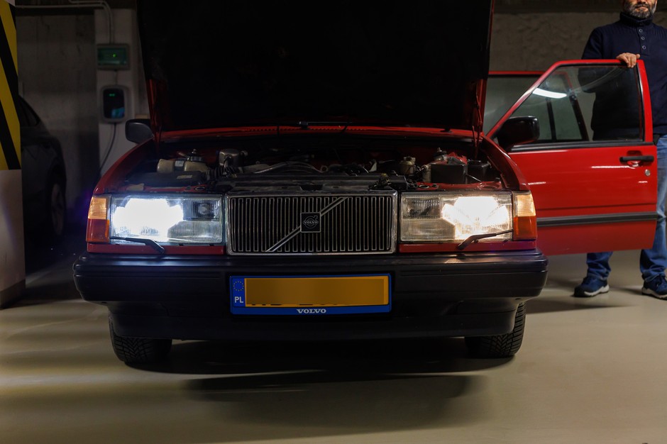 Po lewej stronie klasyczny retrofit LED o temperaturze barwowej ok. 6000 K. Świeci jasno, ale z daleka widać, że "coś było robione" . Po prawej – dobra żarówka H4, która daje zauważalnie mniej światła. 