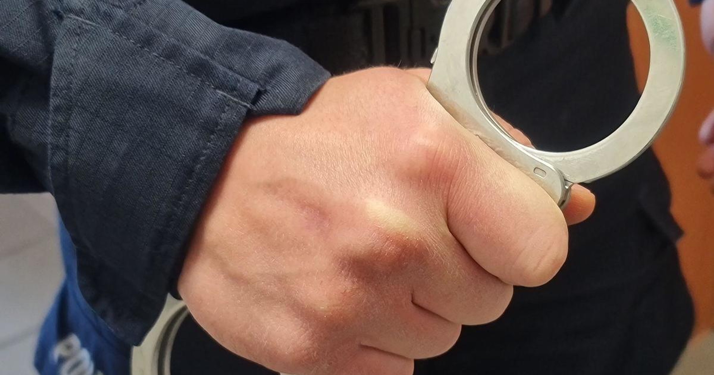Pieszy zatrzymany przez policję. Używał telefonu na przejściu