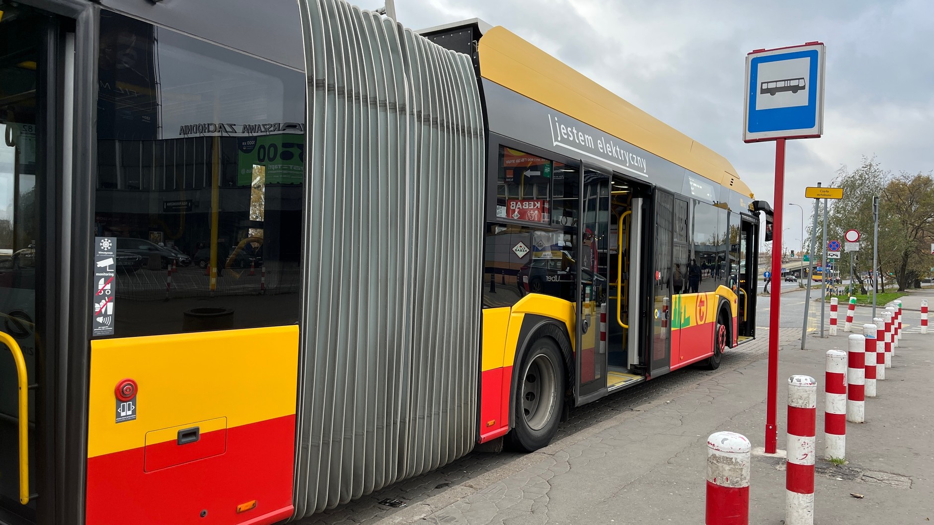 Autobus komunikacji publicznej