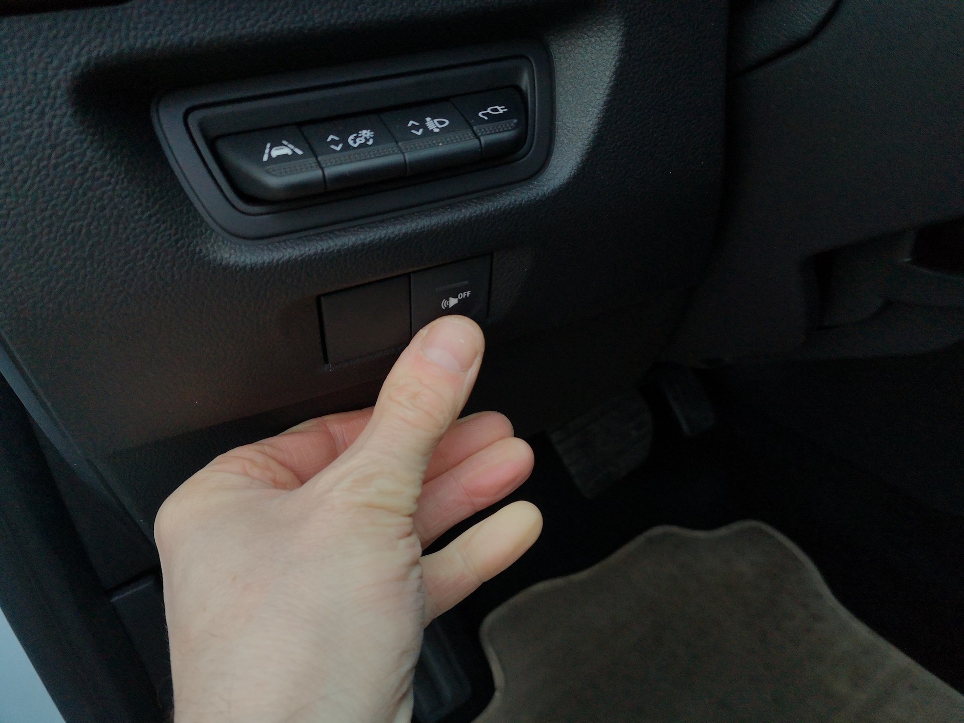 Renault ZOE R135 Intens: przycisk do wyłączania dźwięku ostrzegającego pieszych. Zwykle dźwięk się wyłącza, ale czasem jednak się on przydaje