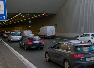 Tuneli będzie przybywać. Jak poprawnie w nich jeździć? [Wideo]