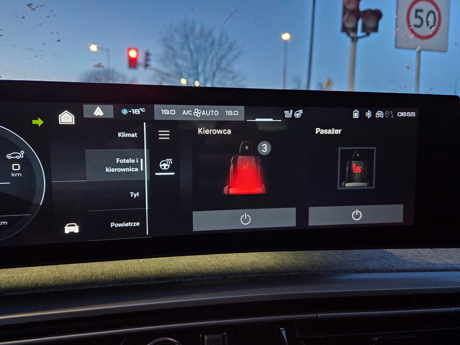 Żadnego oszczędzania. Tryb jazdy Normal, klimatyzacja w Auto i obowiązkowe grzane fotele i kierownica. Peugeot e-5008 nie miał lekko