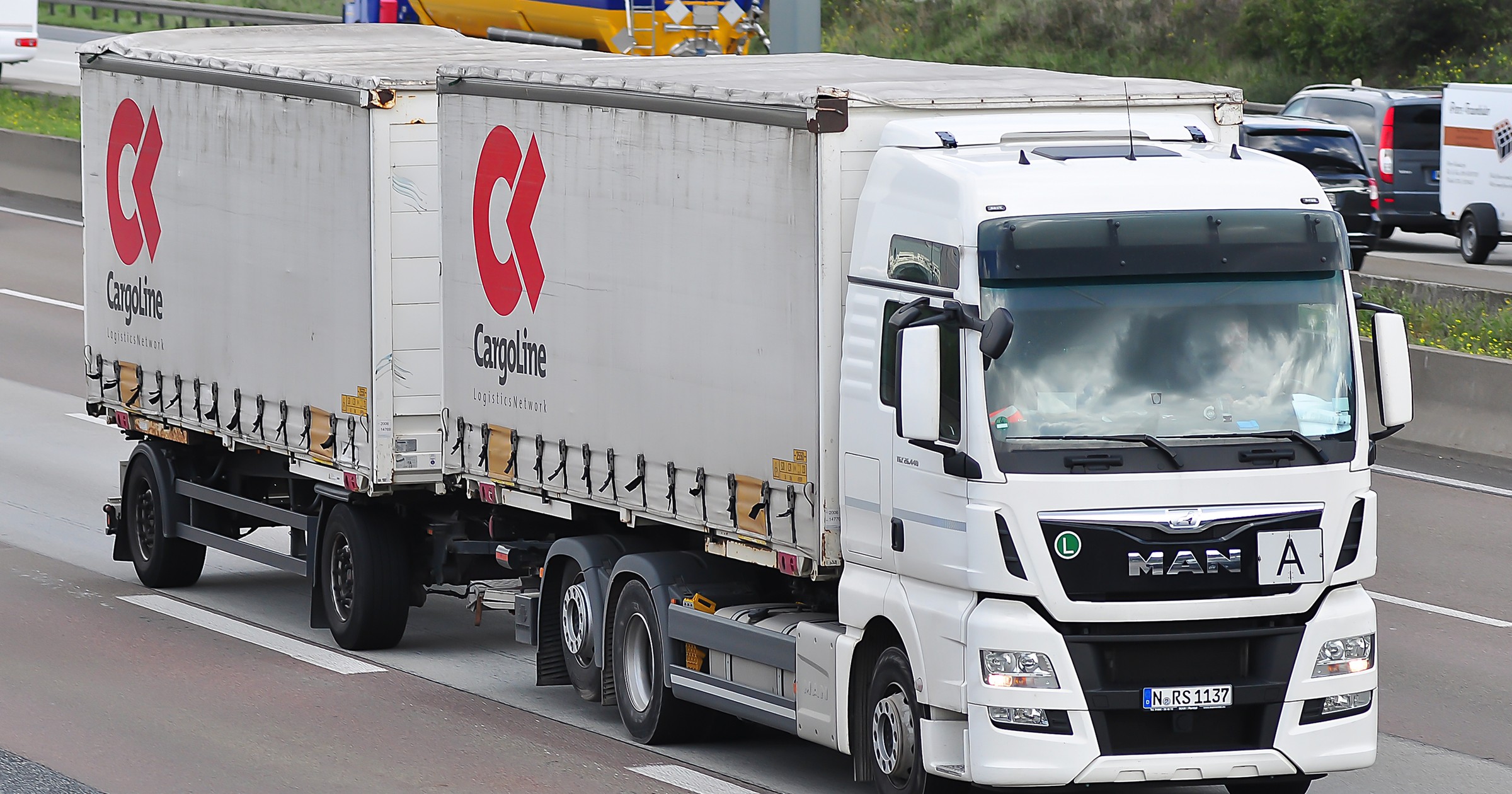 Ciężarówka na niemieckiej autostradzie