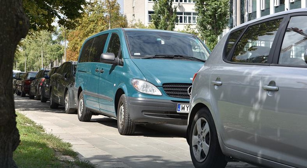 Parkowanie na chodniku nie dla każdego