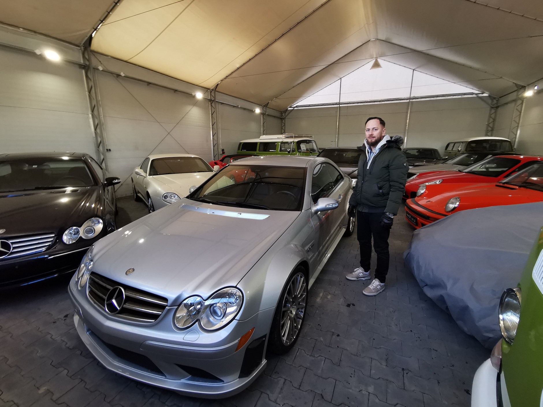 Mariusz Goźliński przy Mercedesie CLK 63 AMG Black Series