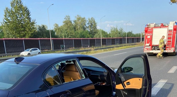 Samochód stał na środkowym pasie autostrady. Policjanci zajrzeli do środka i od razu stłukli szybę