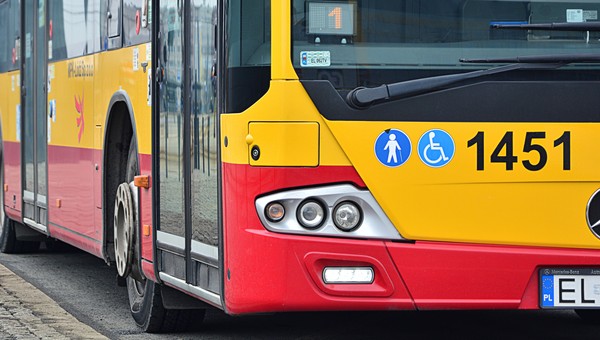 Miejski autobus "driftował" w Łodzi. Ślizgawka na drogach [Nagranie]