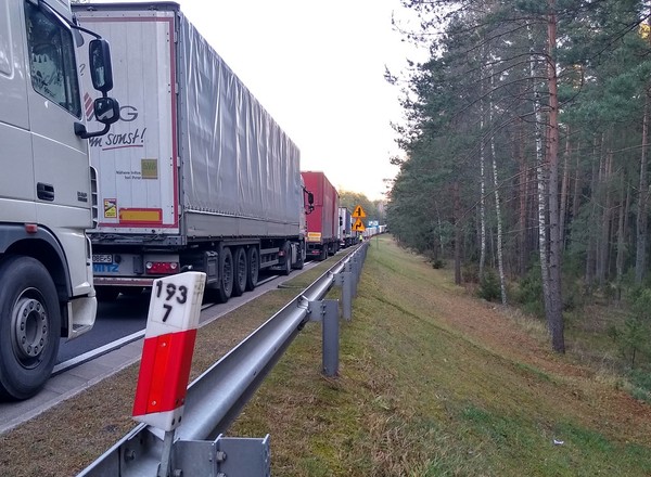 TIR-y utknęły na granicy polsko-białoruskiej. Na odprawę czeka się prawie dwie doby