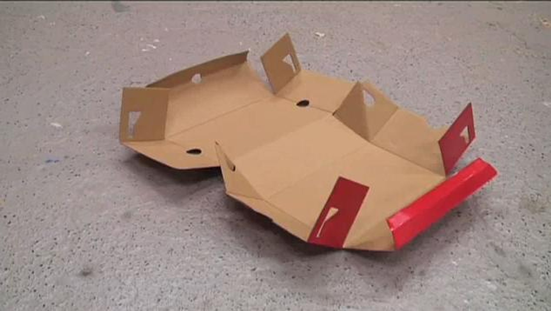 Puma zrobiła bolid F1 z pudełek od butów. Nie wierzysz?