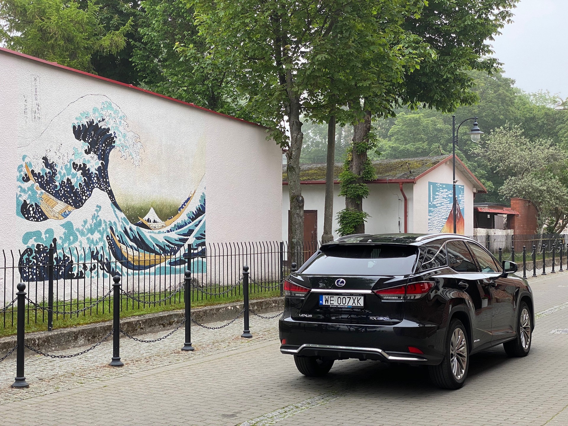 Japońskie akcenty w Ustce: murale według słynnych drzeworytów H. Katsushikego.