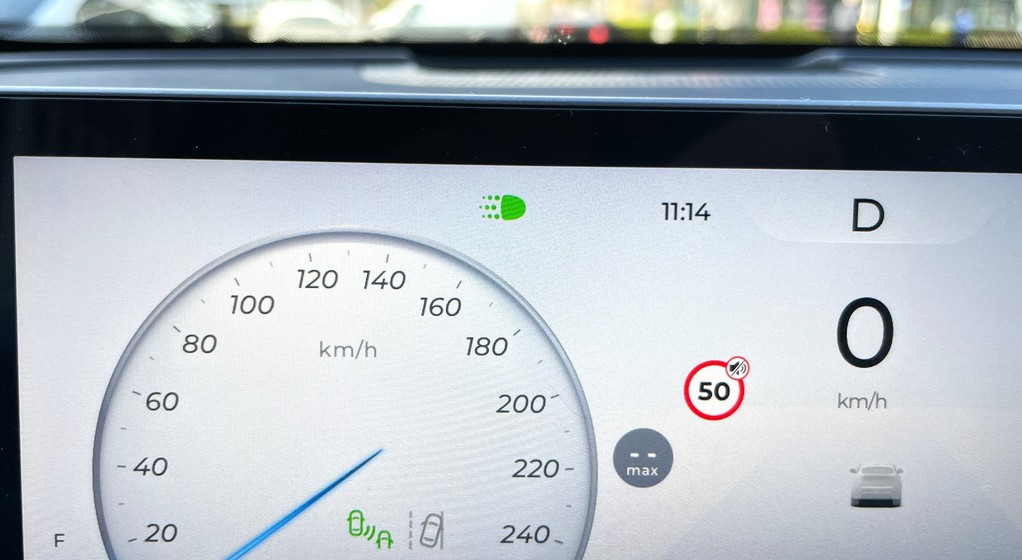 Zielona "niedźwiedzia łapa" wyświetlona na panelu z kontrolkami