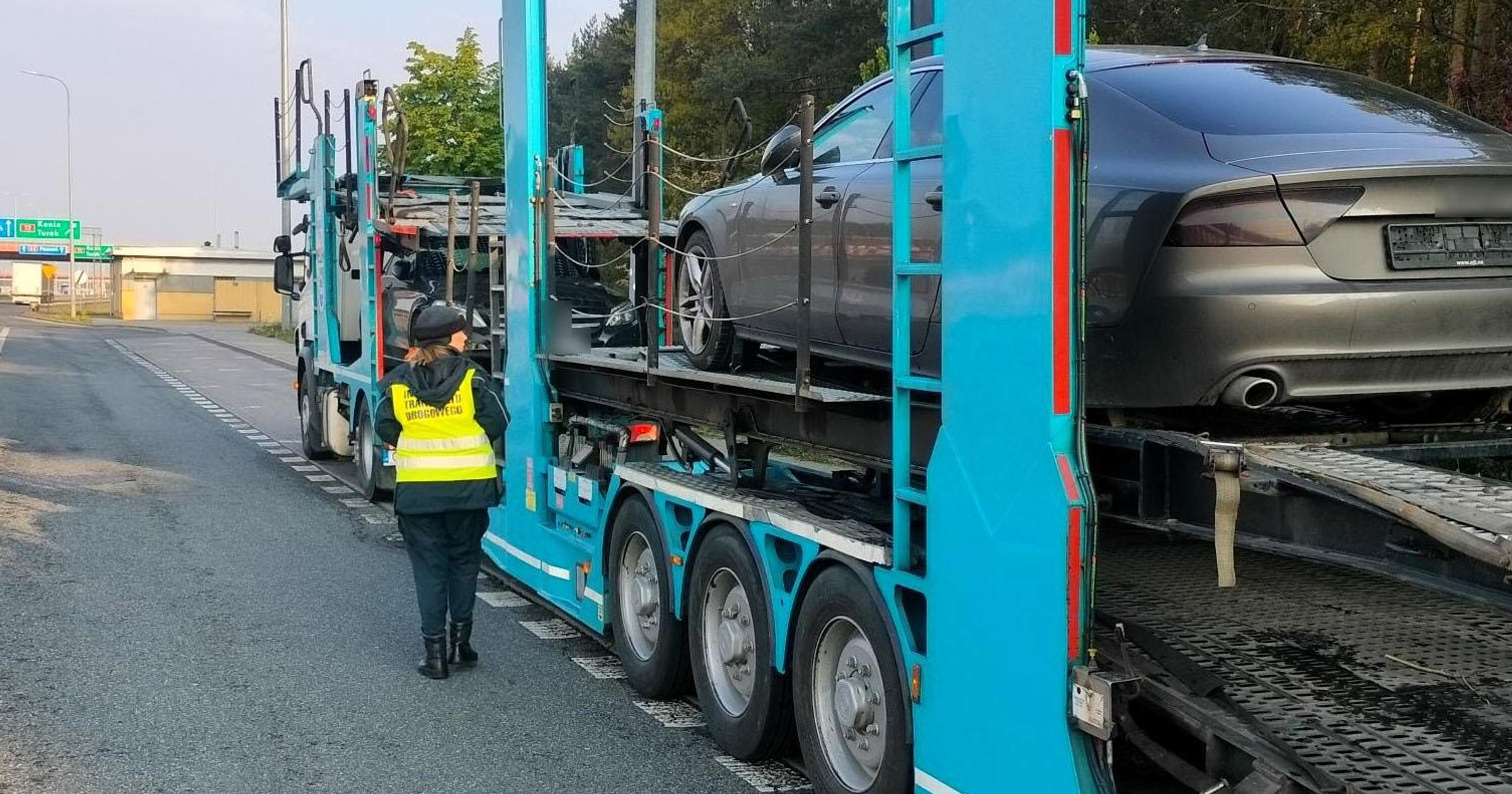 Przewóz dwóch pojazdów bez wypisu z licencji, z naruszeniem czasu pracy i bez delegowania kierowcy ujawnili konińscy inspektorzy na autostradzie A2