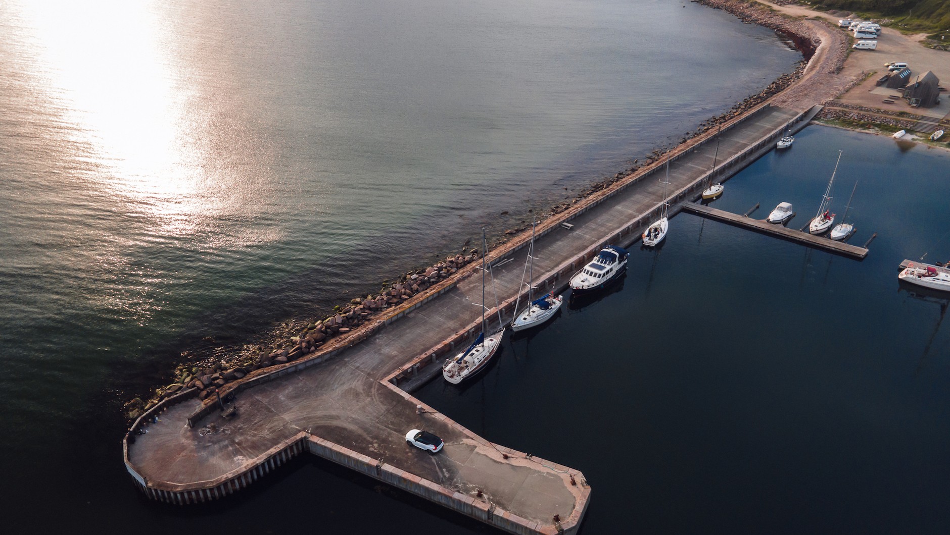 Przystań Hammerhavn położona jest w pobliżu ruin zamku Hammershus