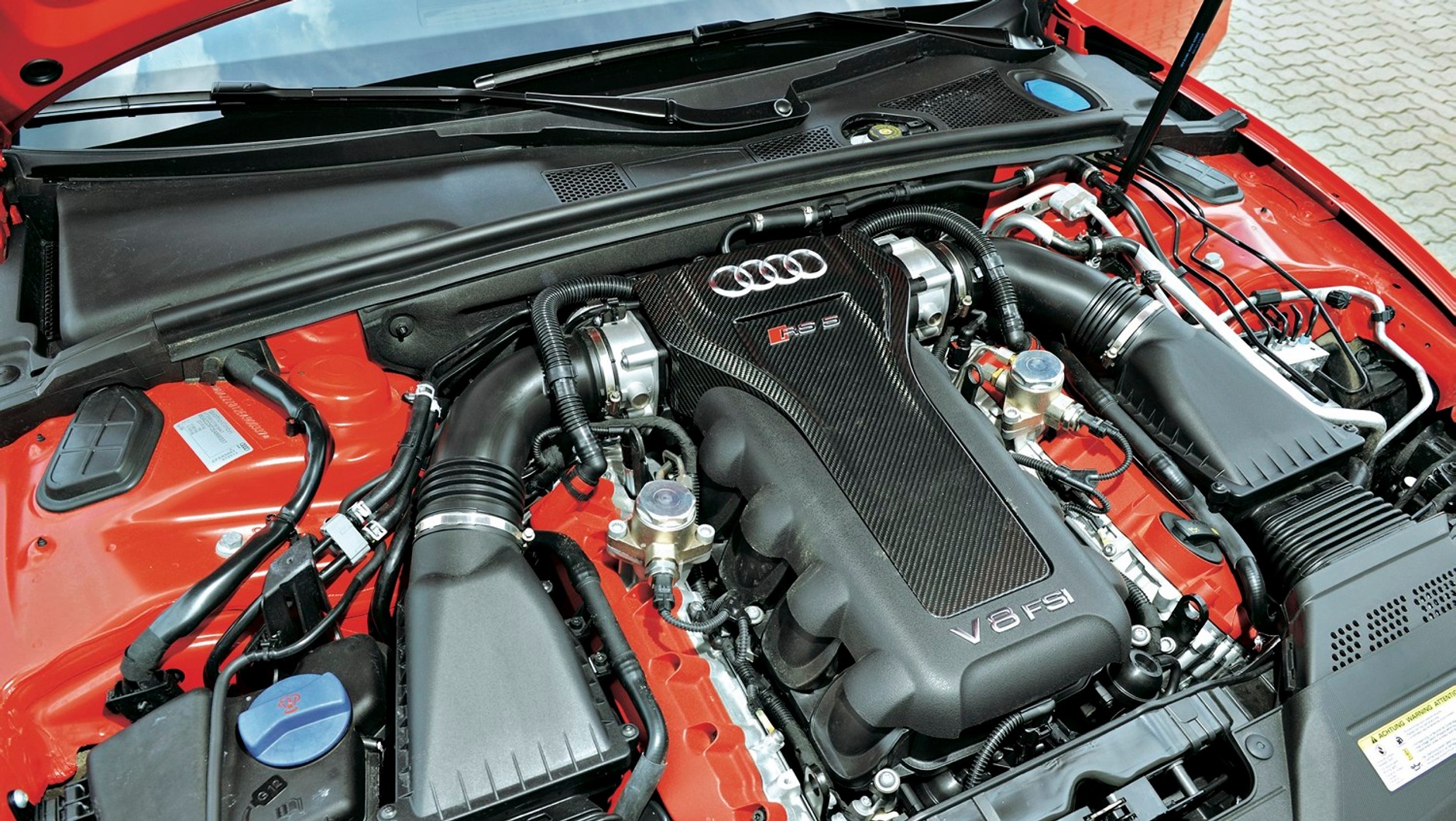 Silnik Audi RS 5 to rasowy, klasyczny, wolnossący, widlasty ośmiocylindrowiec