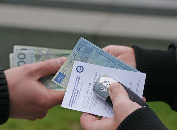 Sprzedajesz auto. A co z polisą OC?